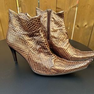 Vero Cuoio Funky pointy toed ankle boots.